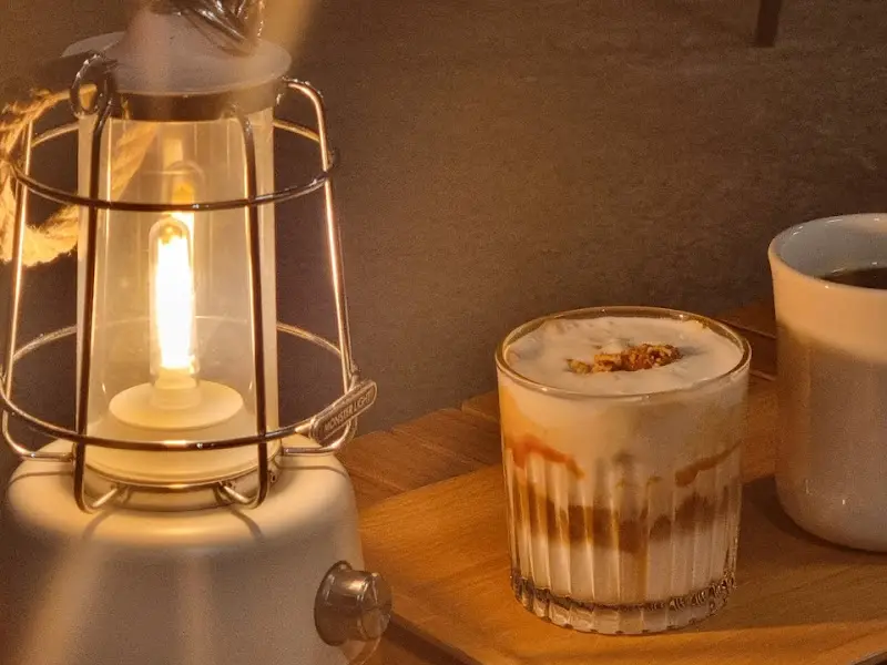 따뜻한 조명 아래 놓인 커피