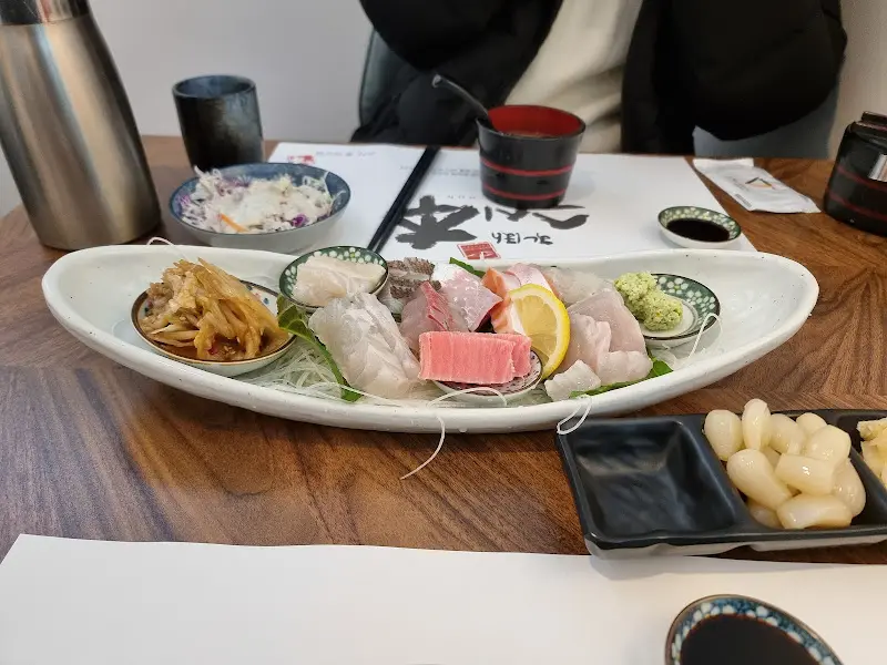 신선한 재료가 돋보이는 스시 한 상