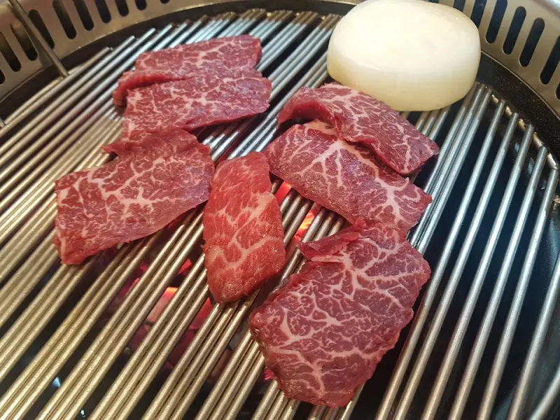 숯불 위에서 익어가는 생갈비