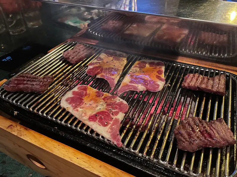 화로 위에서 익어가는 갈비살