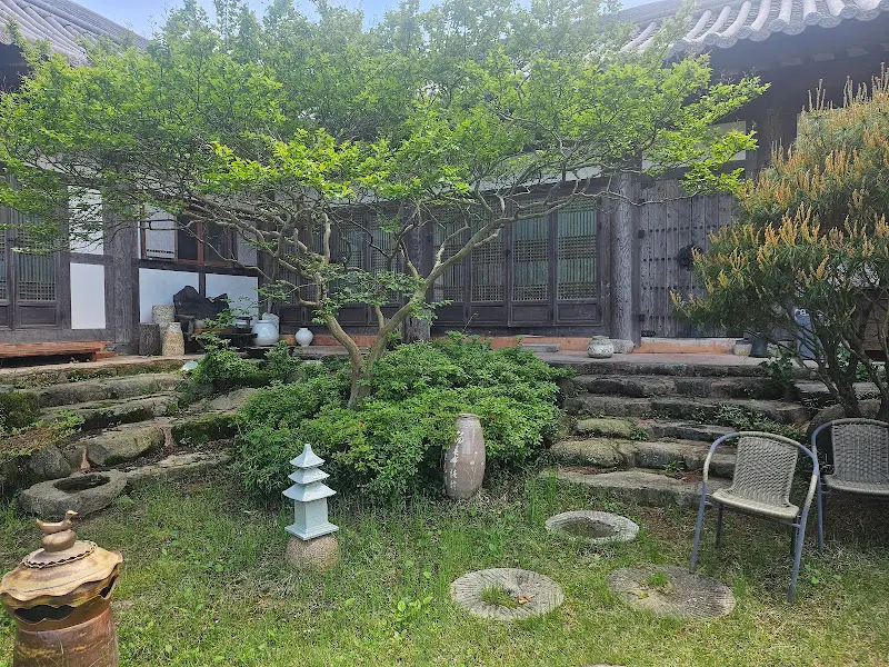 청광도예원의 한옥 건물과 정원