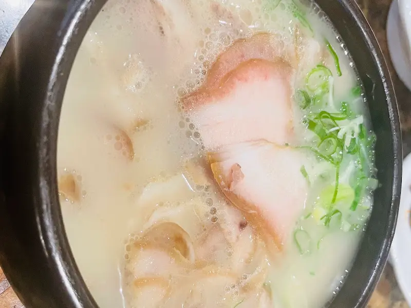 뽀얀 국물과 돼지고기가 조화로운 돼지국밥