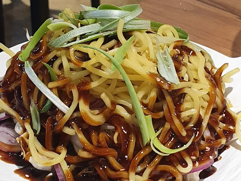 윤기 자르르 흐르는 야끼소바