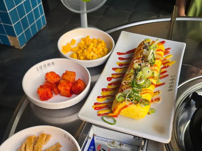 계란말이, 깍두기, 콘샐러드의 조화