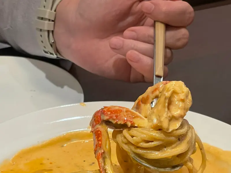 게살 로제 파스타를 맛보는 모습