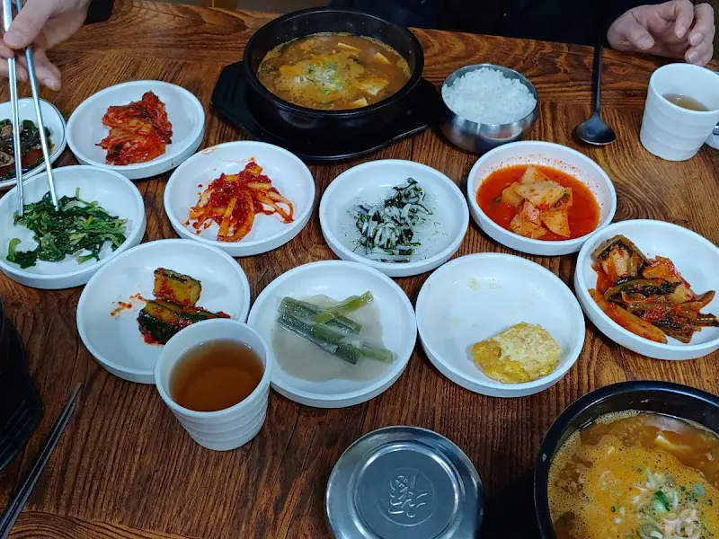 다양한 밑반찬과 밥, 청국장이 차려진 테이블의 모습