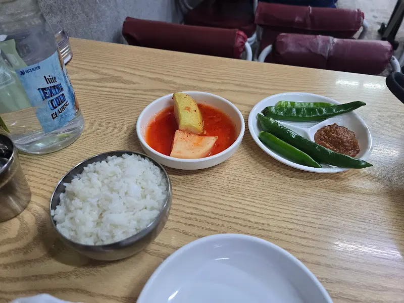 밥, 깍두기, 고추, 쌈장