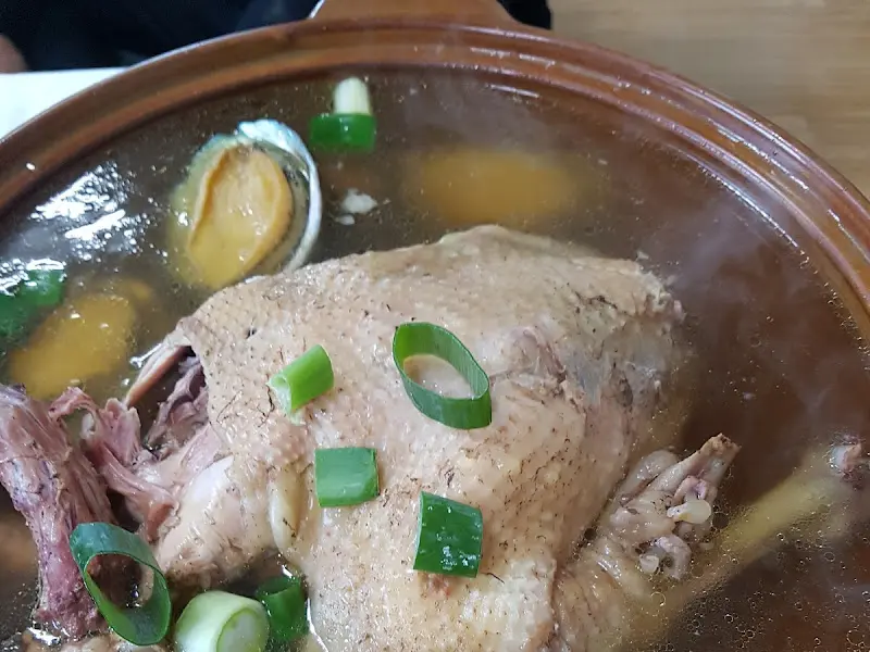 해물과 닭이 어우러진 메인 요리