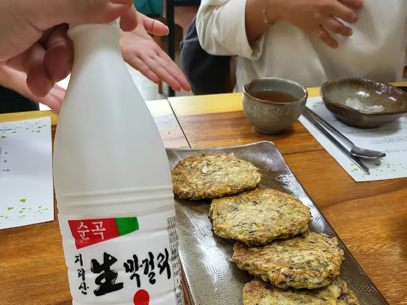 세자매 밤꽃식당에서 막걸리와 버섯전을 즐기는 모습