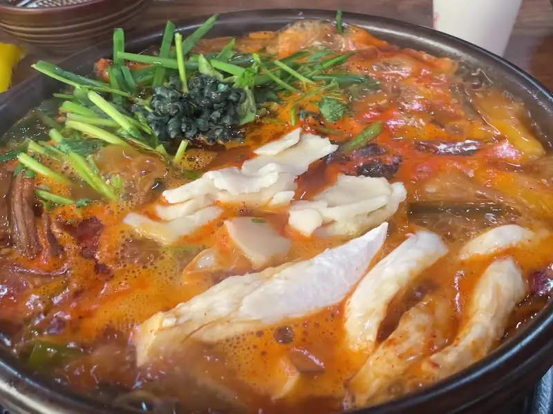 다슬기해장국의 메기매운탕 재료