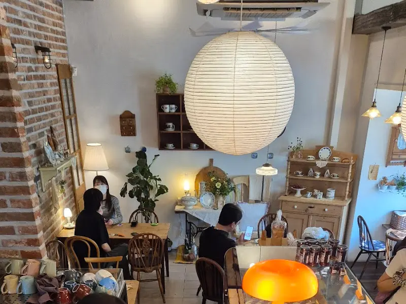 아늑하고 따뜻한 분위기의 브런치 가게 내부