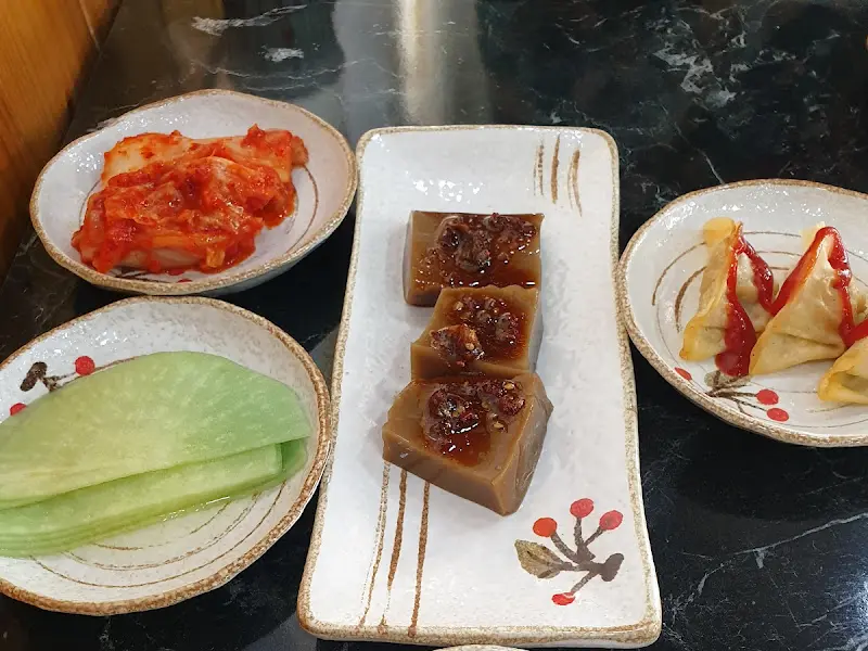 정갈하게 담겨 나온 밑반찬