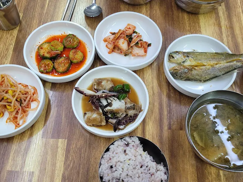 정갈하게 담긴 다양한 반찬들