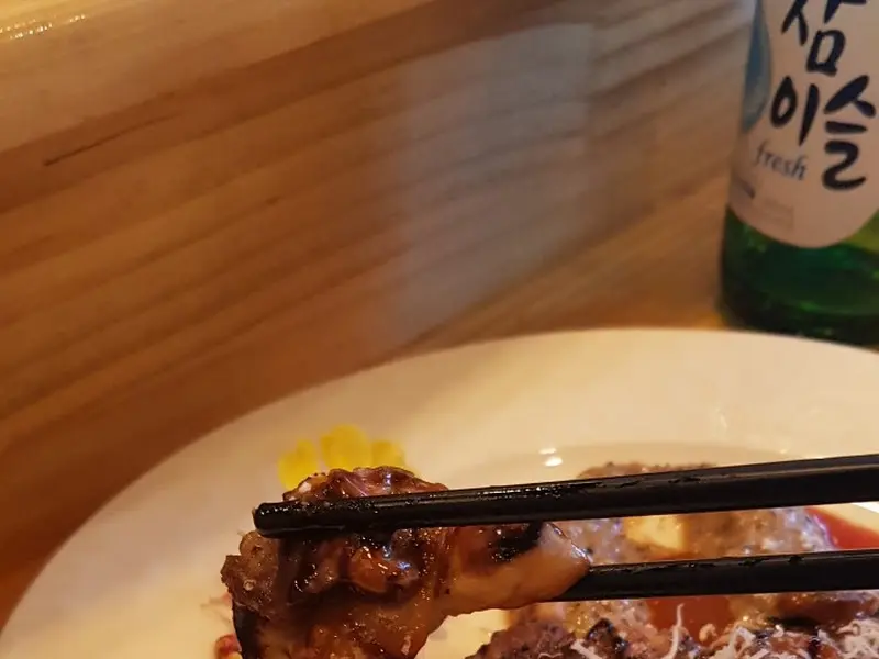 젓가락으로 갈비찜을 집어 올리는 모습. 윤기가 흐르는 갈비찜은 젓가락질을 멈출 수 없게 만든다.