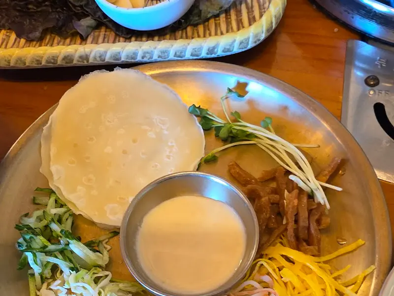 형형색색의 채소가 담긴 밀전병