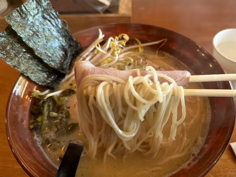 젓가락으로 면을 집어올린 모습