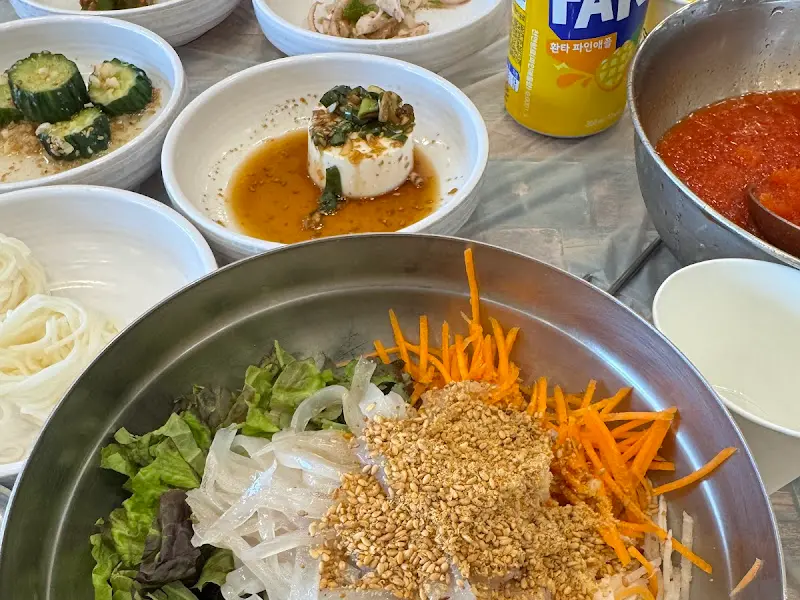 물회와 함께 나오는 다양한 밑반찬