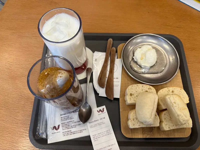 분더커피와 카이막, 음료가 함께 놓인 쟁반