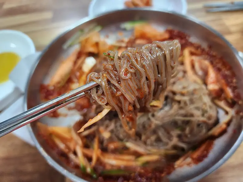 비빔냉면 한 젓가락