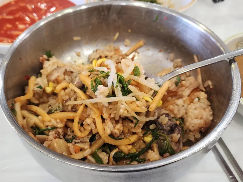 다양한 나물과 함께 비벼 먹는 굴밥