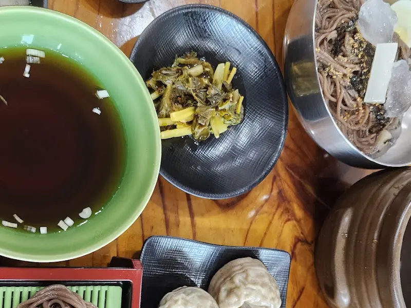 정갈하게 차려진 메밀꽃필무렵의 한 상