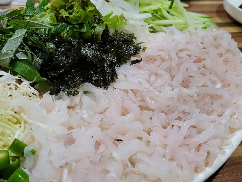 신선한 대구 살과 채소가 가득한 생대구탕