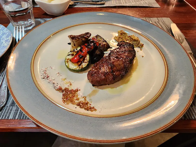 정갈한 스테이크