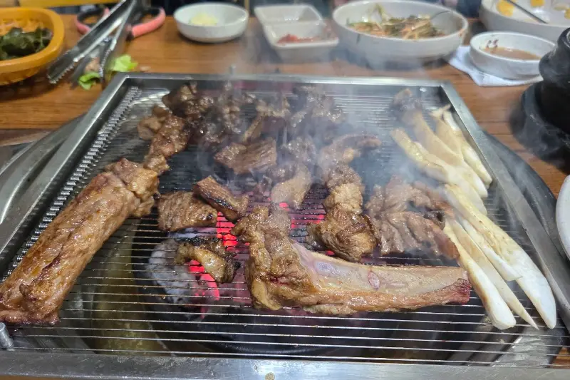 숯불에 구워진 갈비