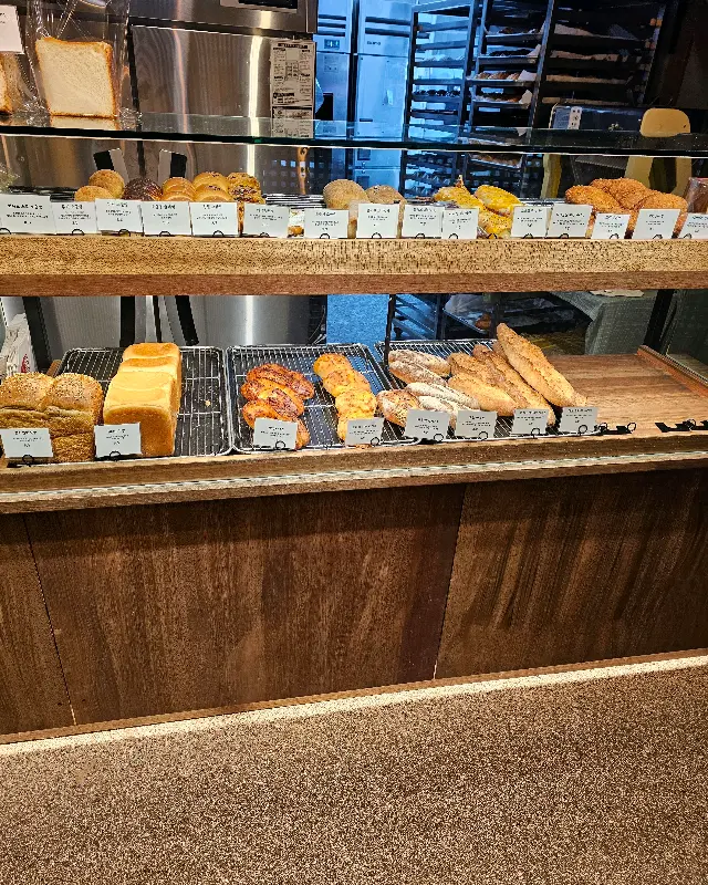 다양한 빵 진열대