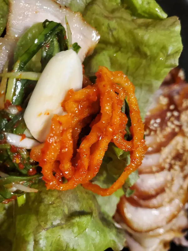 싱싱한 쌈 채소와 곁들여 먹는 족발, 보쌈