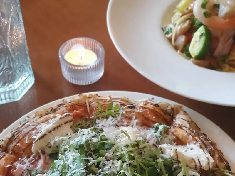 테이블 위 촛불