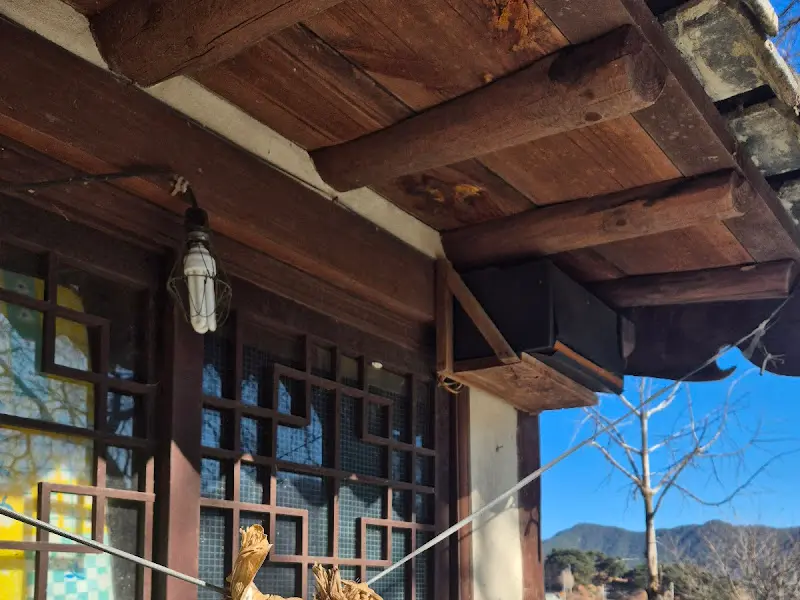 청학산 식당 처마