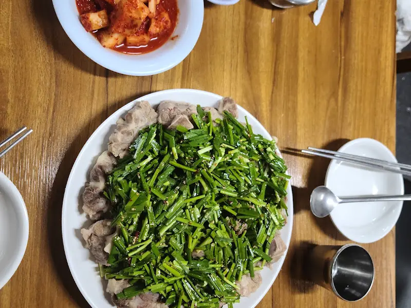 꼬리수육과 깍두기