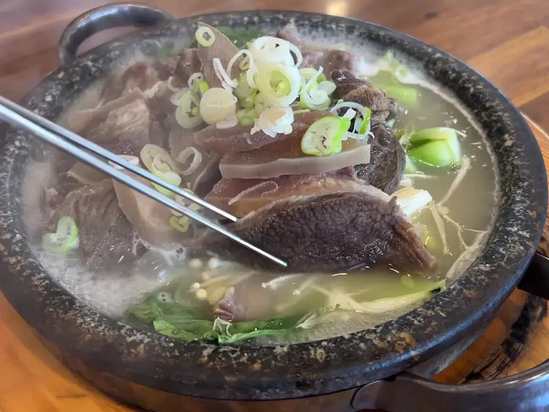 소머리수육을 집는 젓가락