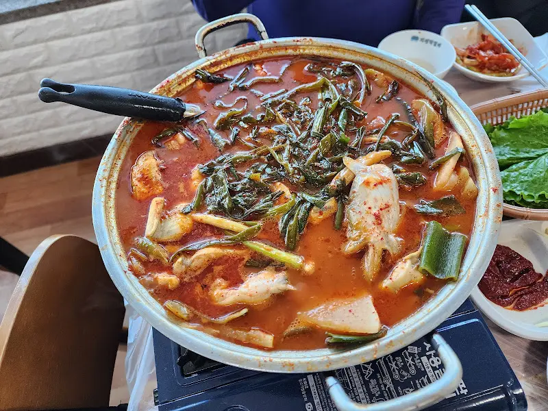 테이블에 놓인 탕