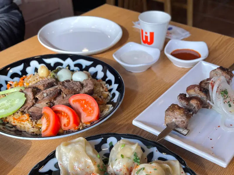 쁠롭, 샤슬릭, 만두가 차려진 테이블