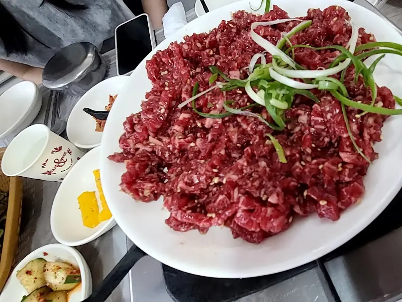 푸짐한 육회 한 접시