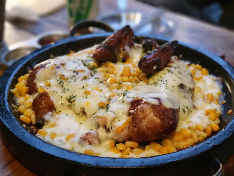 치즈 이불을 덮은 닭