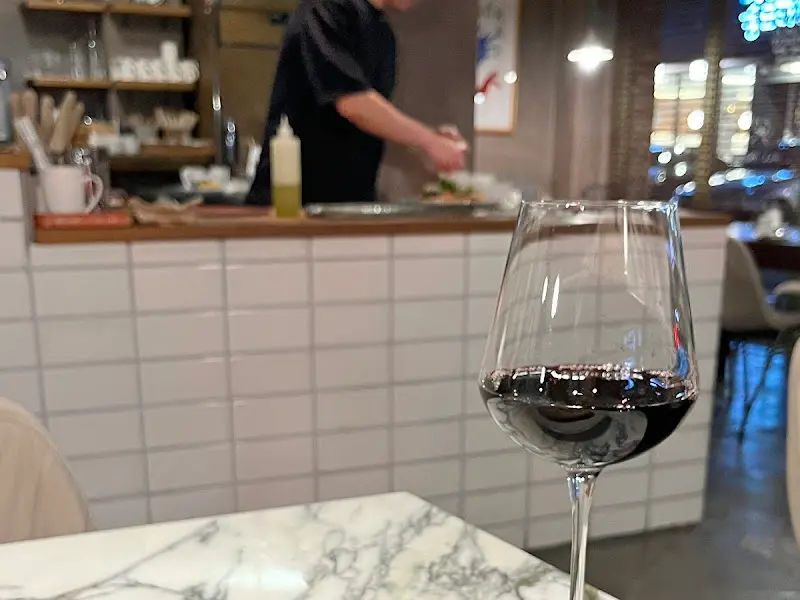 와인잔과 요리사