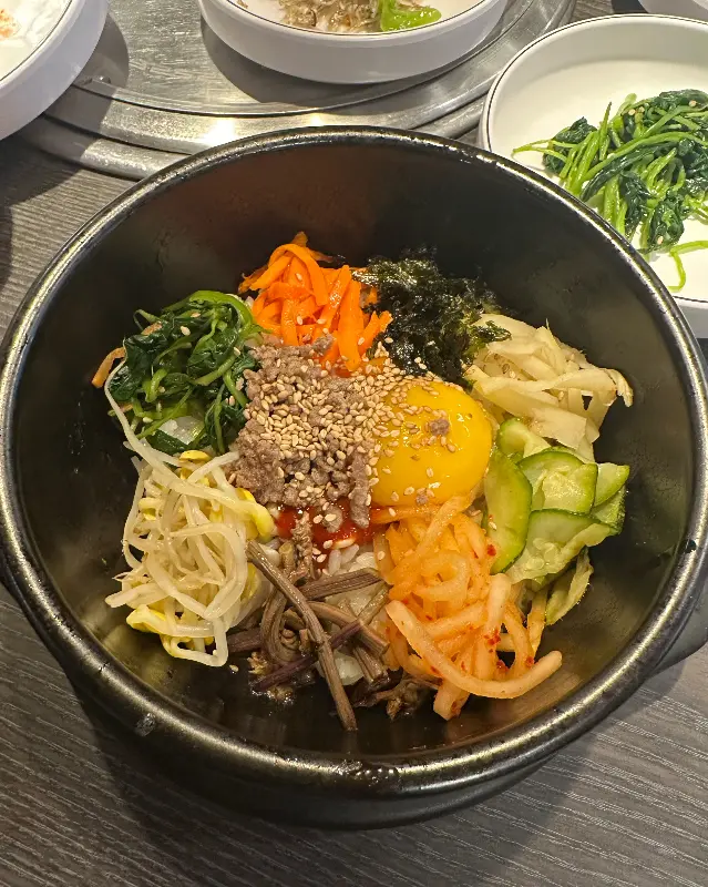 다채로운 색감의 비빔밥