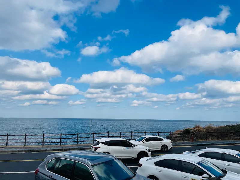 식당 앞에서 바라본 바다 풍경