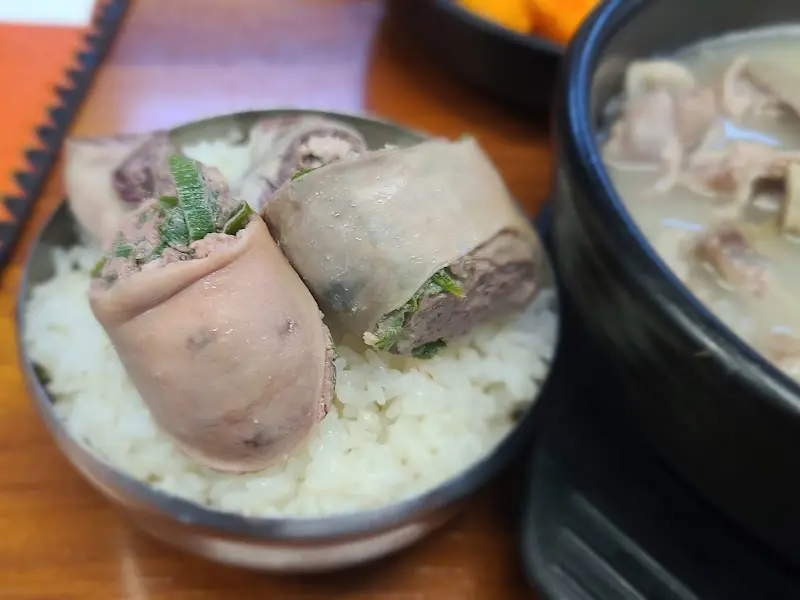 밥 위에 올려진 순대