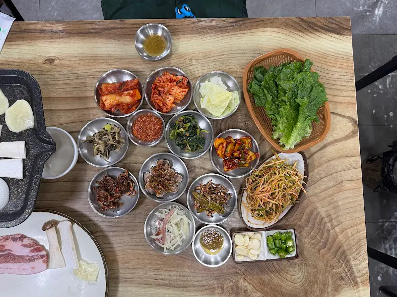 푸짐한 삼겹살 한 상 차림