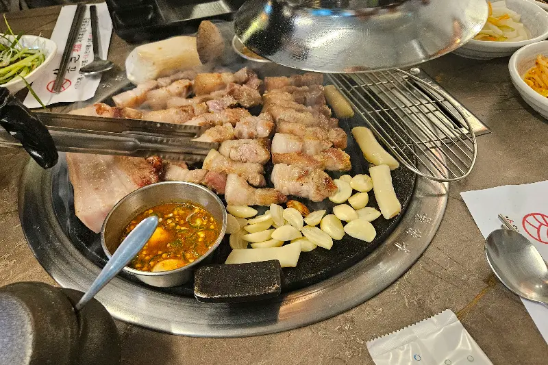 불판 가득 구워진 오겹살