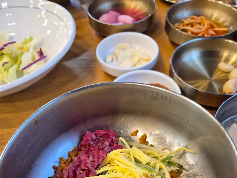 육회비빔밥 근접샷