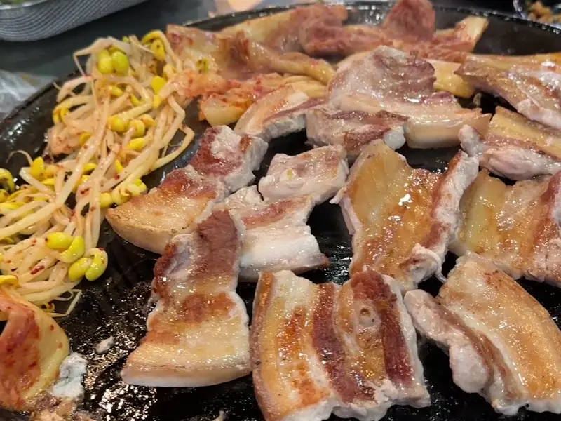 구워진 삼겹살과 김치