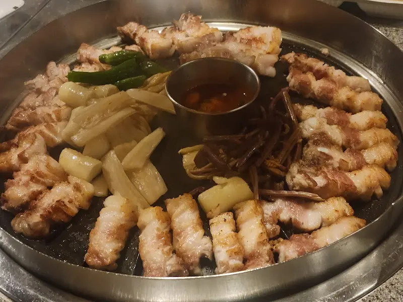 불판 가득 삼겹살