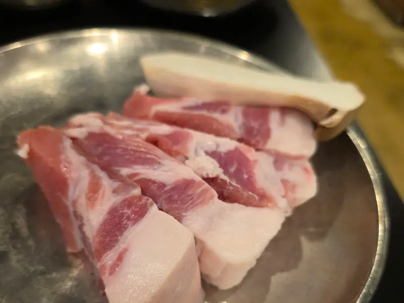 싱싱한 삼겹살과 팽이버섯