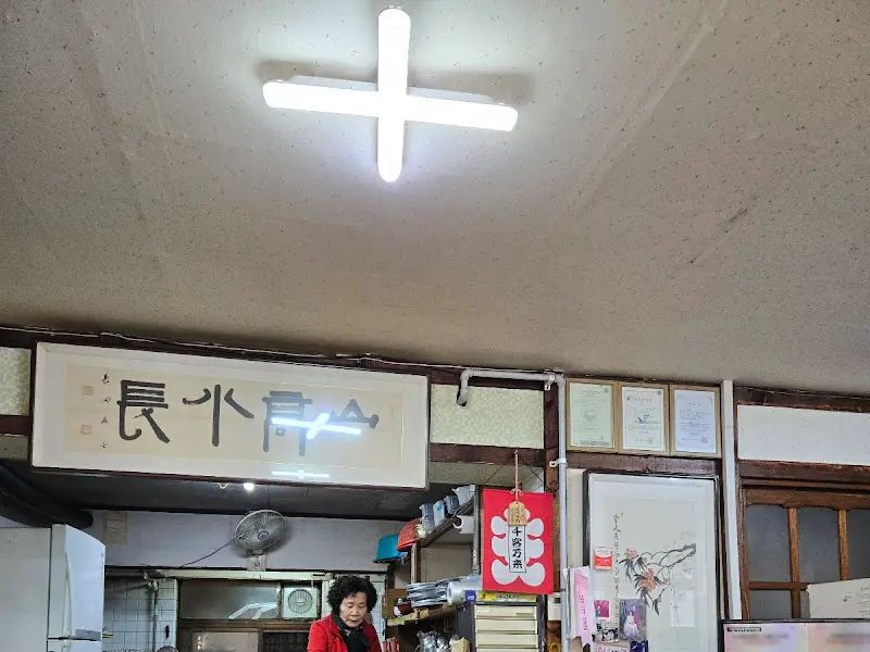 천장에 달린 조명