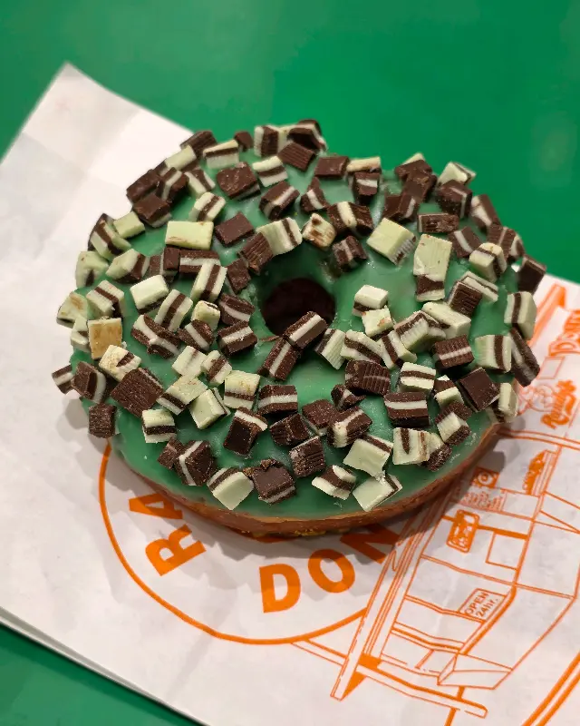 민트색 크림과 초콜릿 토핑이 올려진 도넛
